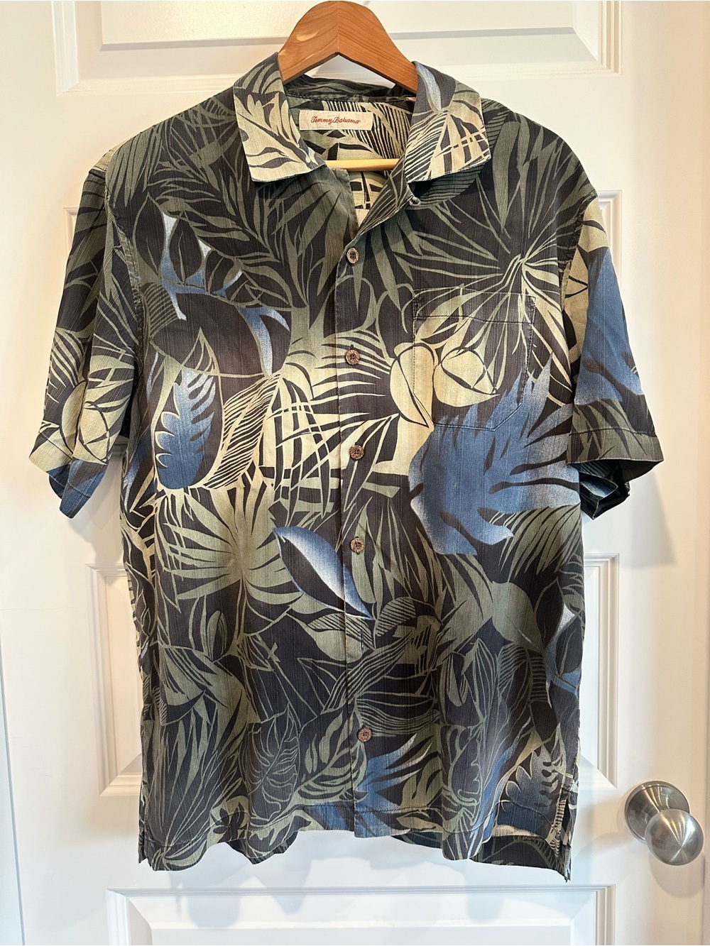 Tommy Bahama 100% Silk Aloha Shirt Men’s Medium Tropical Camp Shirt EUC